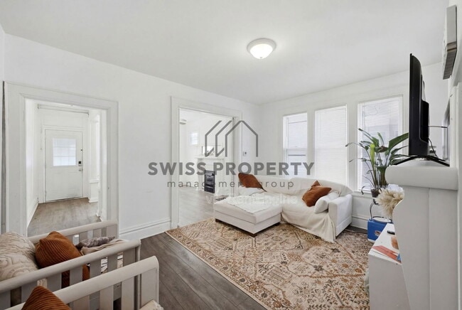 Building Photo - 2209 Summit St