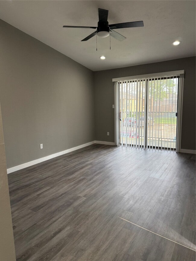 Building Photo - 3300 Pebblebrook Dr