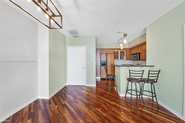 Building Photo - 2 br, 2 bath Condo - 335 S Biscayne Blvd A...