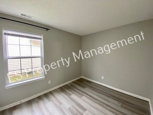Building Photo - Stunning 3 Bedroom 2 Bath in SouthWest River Run Neighborhood!