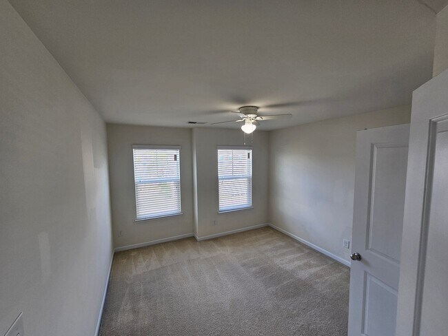 Building Photo - Well Maintained Large townhome in Steele Creek