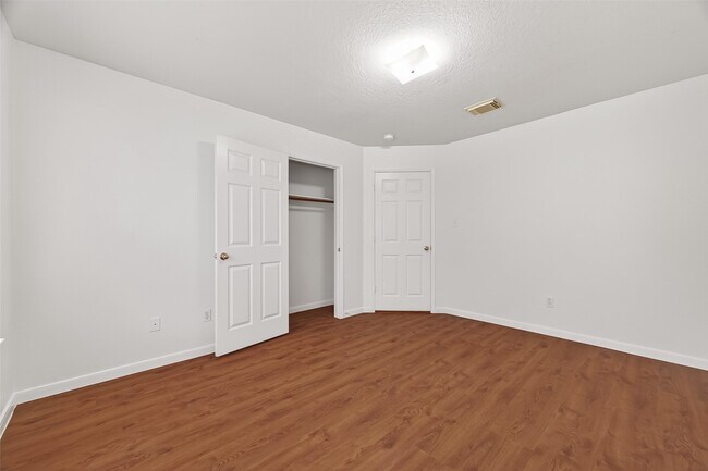 Building Photo - 2015 Waverly Glend Dr