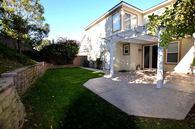 Building Photo - 4Br/3-1/2 bathroom Home