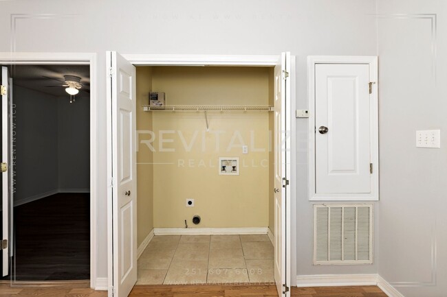 Building Photo - **Application Pending** Beautiful 3 Bed/2 ...