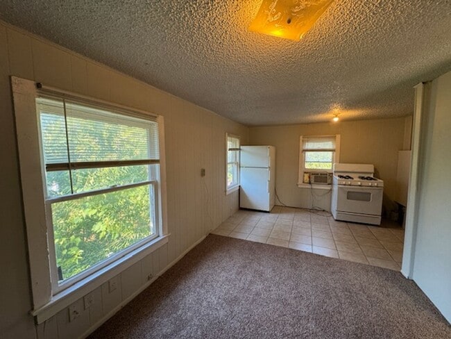 Building Photo - 1 bed 1 bath upstairs unit!