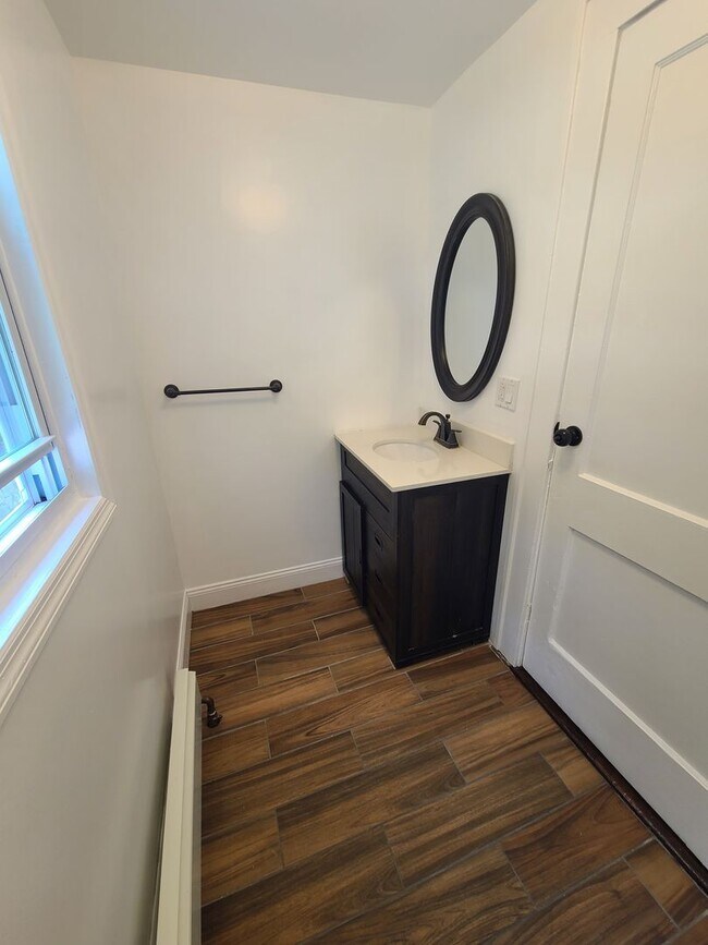 Building Photo - 4 bedrooms and 1.5 bathrooms, this home of...