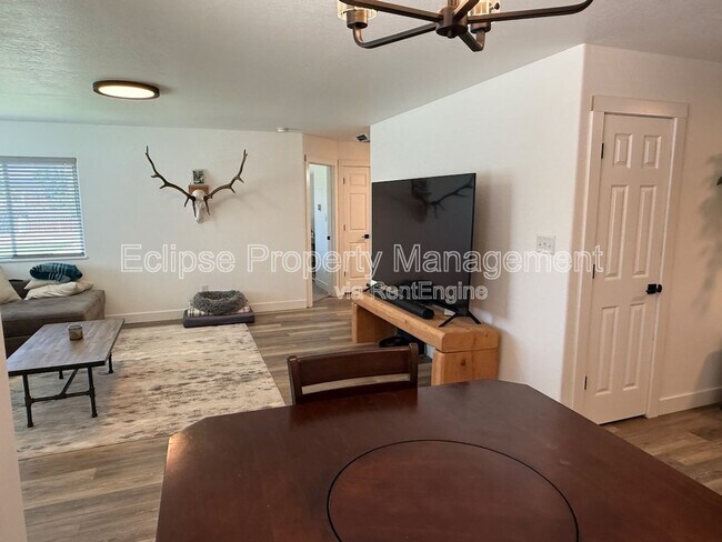 Building Photo - 464 Tara Dr