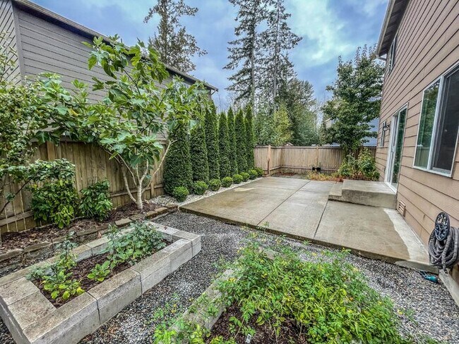 Building Photo - 3 Bed 2.5 Bath 2 Car Garage 1493sf Low maintenance yards. Prime Location.