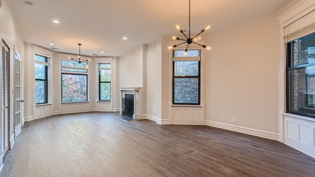 Building Photo - 4053 N Greenview Ave