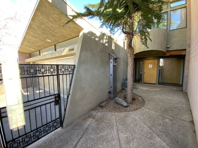 Building Photo - 3 Bedroom Townhome Available Near Eubank Blvd NE & Montgomery Blvd NE!