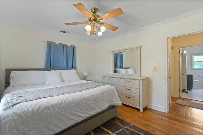 Building Photo - Charming Ardsley Park Bungalow Fully Furni...