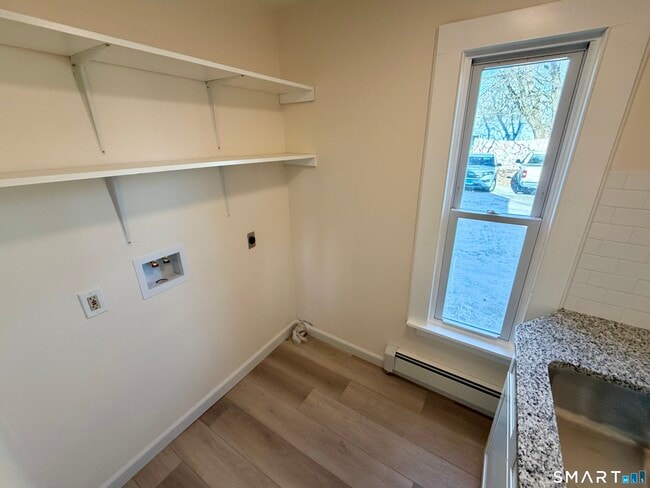 Building Photo - 690 Main St