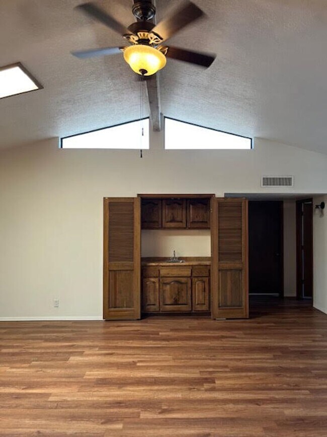 Building Photo - *************REDUCED and READY ******* Townhouse all one level, three bedrooms, two full bathroom...