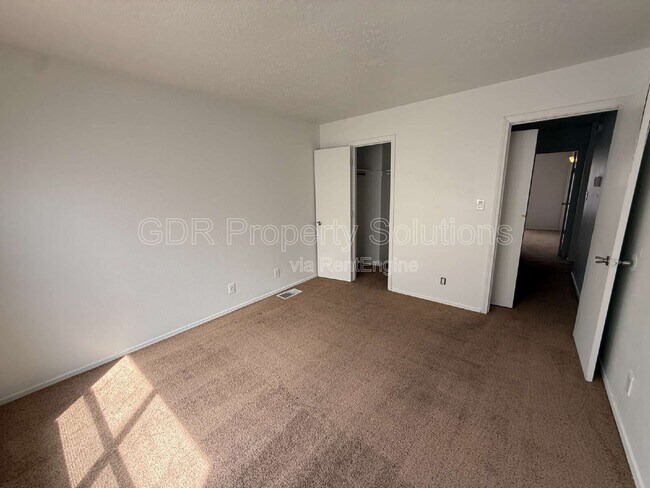 Building Photo - 1928 Buena Vista Dr SE