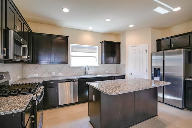 Building Photo - 905 Falkland Trace