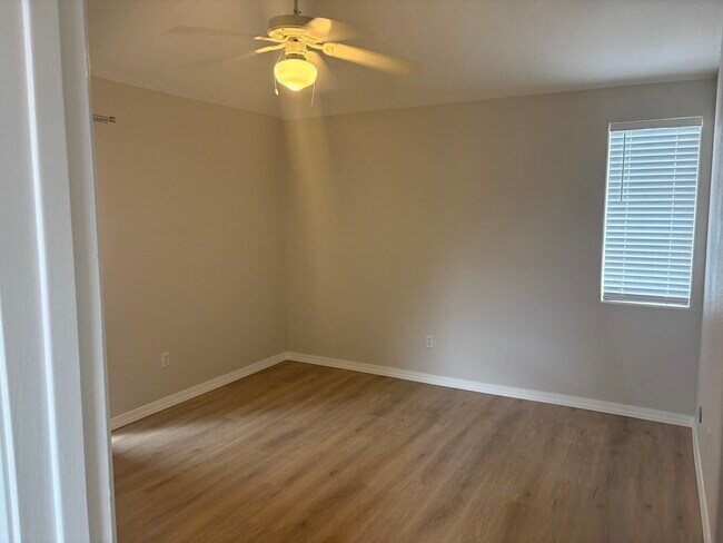 Bedroom - 1633 E Lakeside Dr