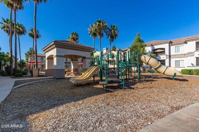 Building Photo - Fully furnished 2 bedroom 2 bathroom unit ...