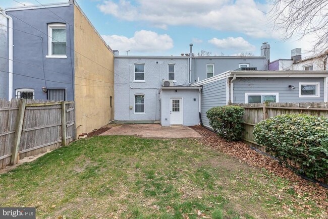 Building Photo - 745 Kenyon St NW