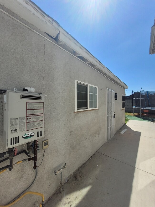 Building Photo - 10301 Dalerose Ave