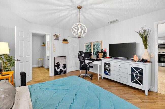 Building Photo - 320 Riverdale Rd