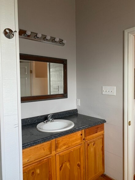 Bathroom - 1112 Cardinal St Apt# 101