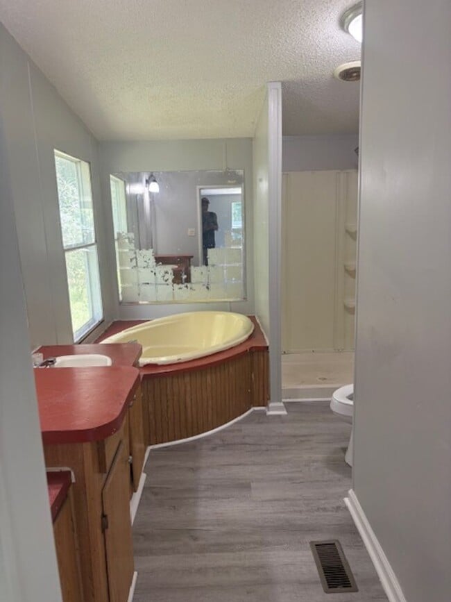 Building Photo - Renovated 3 Bedroom 2 Bath Home for Rent o...