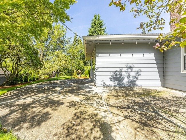 Building Photo - 4 BD remodeled Sylvan Heights home!