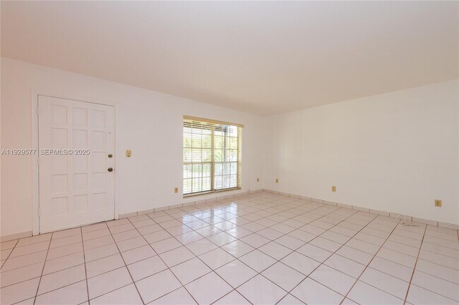 Building Photo - 10784 N Kendall Dr