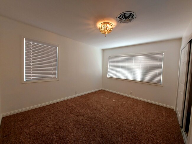 Building Photo - 2 Bedroom close to downtown