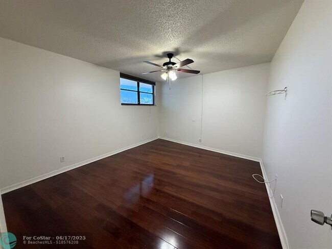 Building Photo - 110 Lake Emerald Dr