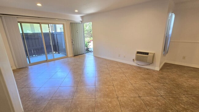 Building Photo - Santa Ana - 1 Bedroom 1 Bath Downstairs Co...