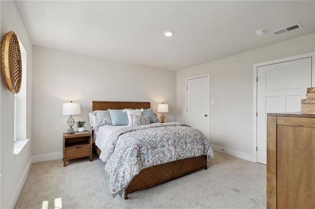 Building Photo - Luxury End-Unit Townhome with 4 Bedrooms &...