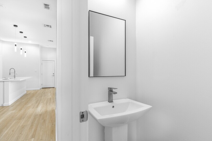 Building Photo - 2604 Kerria Ave