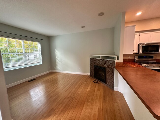 Building Photo - 2 Bed, 2 1/2 Bath townhome close to the River!