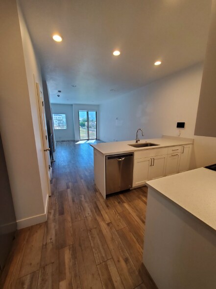 Building Photo - 2186 525 W
