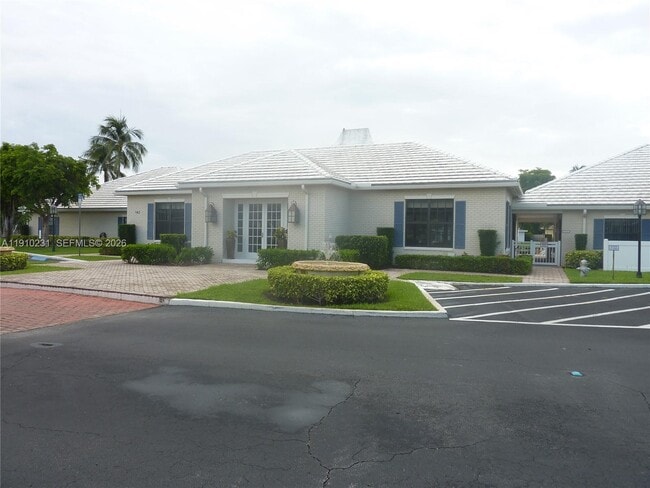 Building Photo - 180 Cypress Club Dr