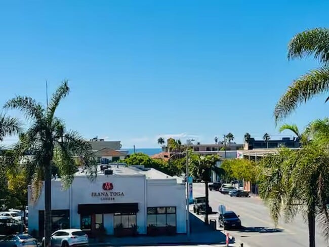 Building Photo - AVAILABLE NOW! LARGE STUDIO APARTMENT IN LA JOLLA!