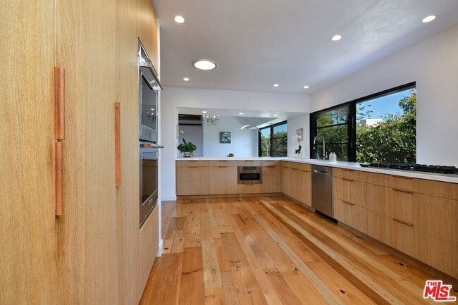 Building Photo - 2145 Linda Flora Dr