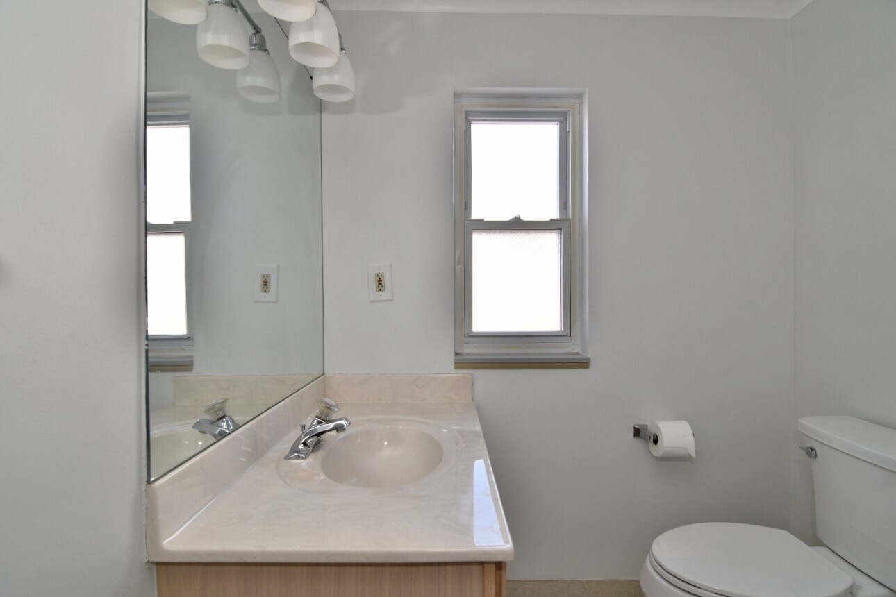 Building Photo - 2025 Riverside Dr