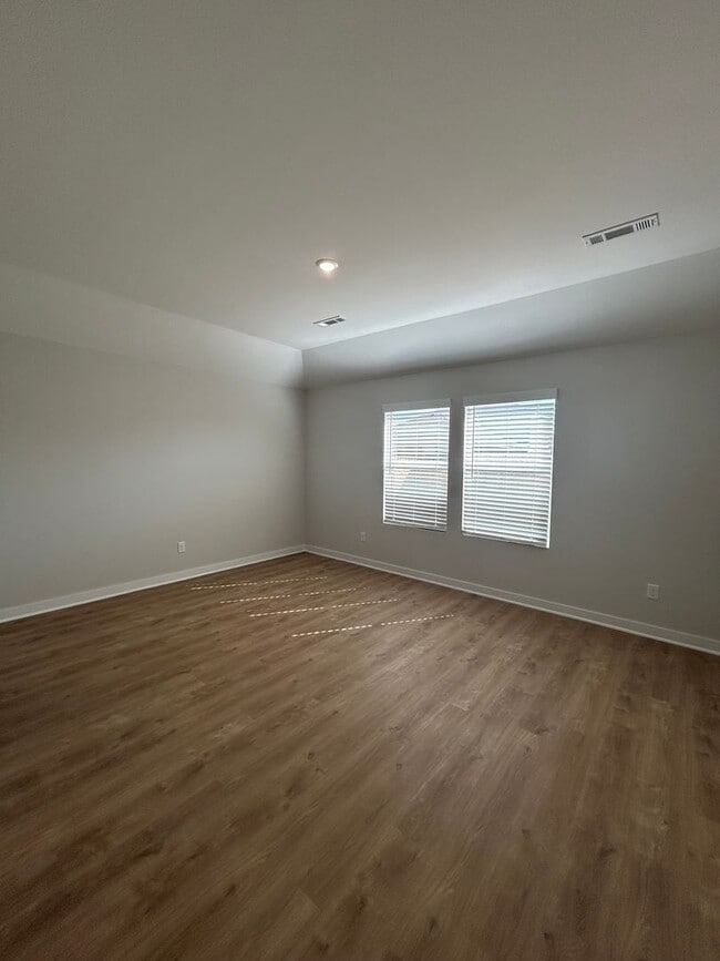 Building Photo - Spacious 4-Bedroom Home in Fayetteville