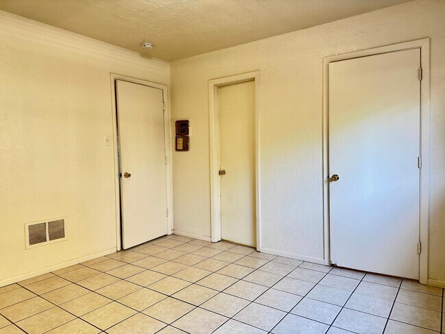 Building Photo - 206 Princeton Dr SE