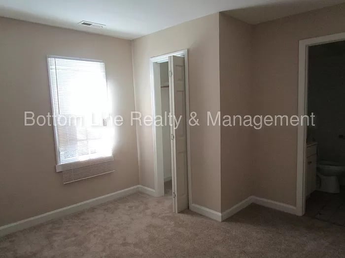 Building Photo - Room in House on Plainview Rd