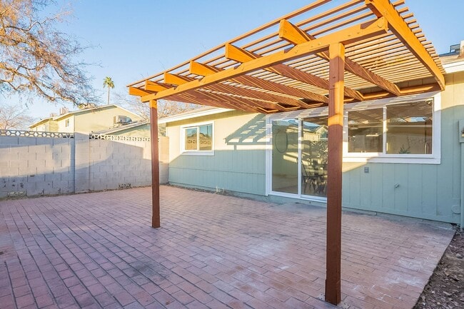Building Photo - Gated community townhome- fully updated!
