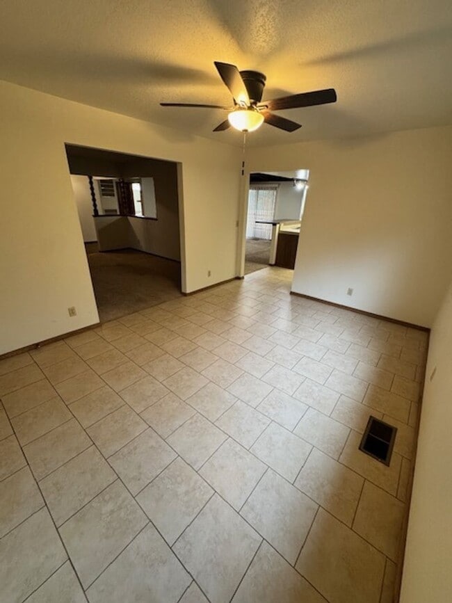 Building Photo - West Redding Home