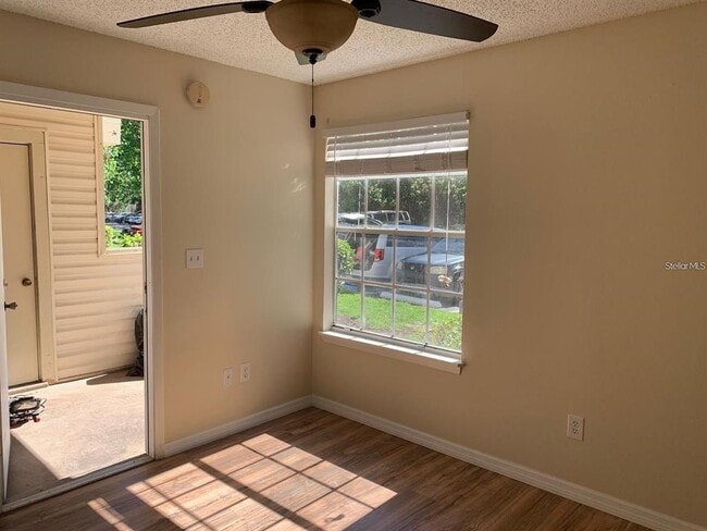 Building Photo - 1940 Lake Atriums Cir