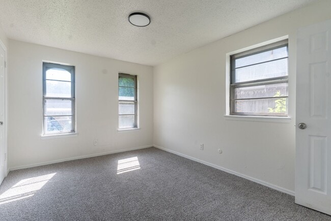 Building Photo - Cute 5 Bedroom House!