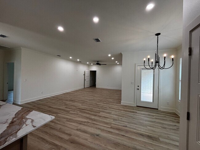 Building Photo - 7 Fernwood Drive