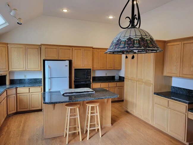 Building Photo - Spacious 3-Bedroom Home with Den and Private Backyard in Prime Location