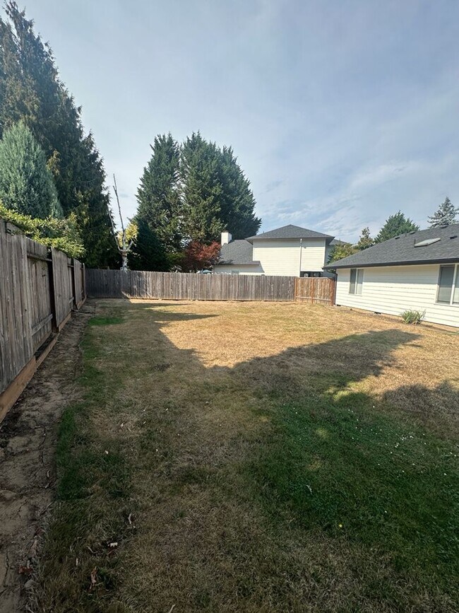 Building Photo - Beautiful single story on large lot in lov...