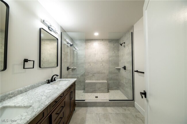 Building Photo - 635 W Lakeside Ave